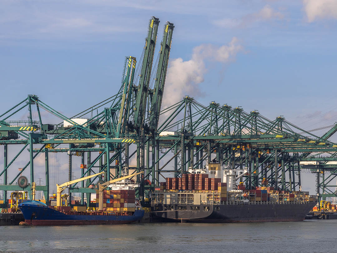 container-ships-in-port-of-antwerp-RWXZ3T4.jpg