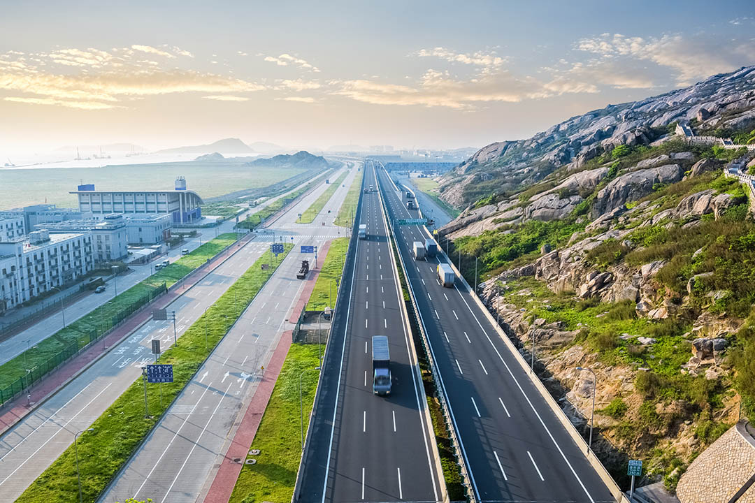 highway-in-early-morning-PEKTTNJ.jpg